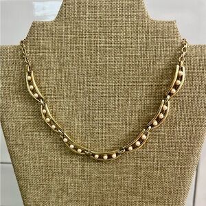 Elegant Gold and Pearl Necklace